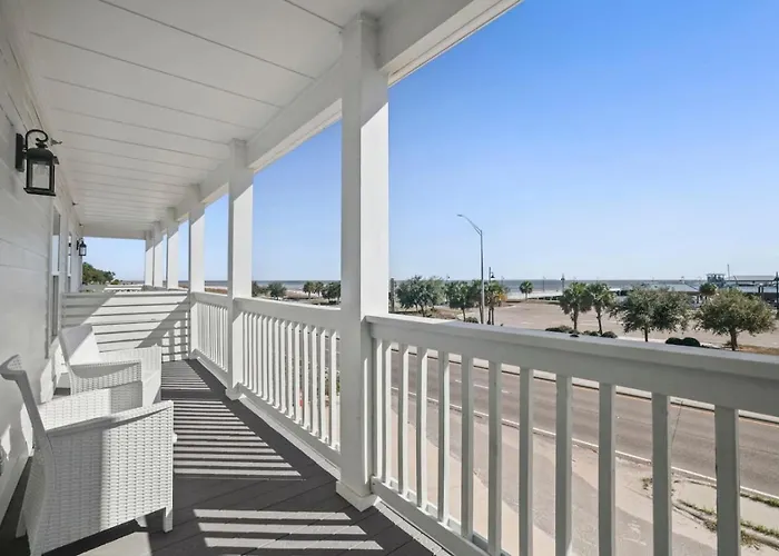 Quiet Harbor Condo-Private Balcony-Relaxing Stay